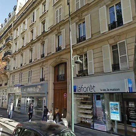 Nice Downtown Paris Metro *